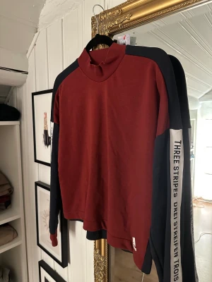 Adidas tröja  - Snygg adidas tröja som tyvärr inte används för det inte känns som min stil längre. Storlek S/M 