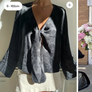 Djerf Avenue topp - SÖKER denna från Djerf Avenue. Hör av dig om du vill sälja!🙏🏼🙏🏼