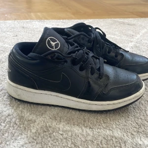 Jordan 1 low - De är i använt skick, säljer då de inte kommer till användning!⭐️