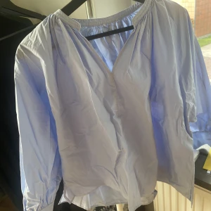 Ljusblå blus - Puffig blus, ljusblå 