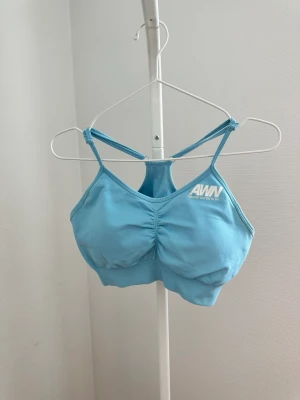 Träningsbh  - Träningsbh med bra stöd. Inlägg vid brösten som går att ta ut💙