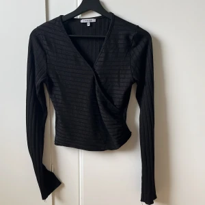 Topp - Omlott topp, sitter nu med knappnål men går såklart att ha utan också. Storlek M.