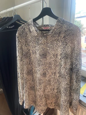 Mönstrad blus - Vid blus i fint mönster, ljust beige med svarta fläckar