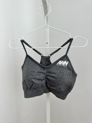 Tränings-BH - Aldrig använd. Tränings-BH med bra stöd, vadderad (går att ta ut inläggen)💕