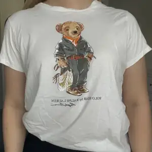 Vit Ralph lauren t-shirt med den klassiska björnen på. Säljer pga använder inte lika mycket som tänkt.  Storleken är en Large i barn men passar som en Small.  Är dom ny! 🤍