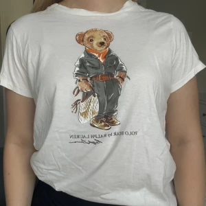 Ralph lauren T-shirt - Vit Ralph lauren t-shirt med den klassiska björnen på. Säljer pga använder inte lika mycket som tänkt.  Storleken är en Large i barn men passar som en Small.  Är dom ny! 🤍