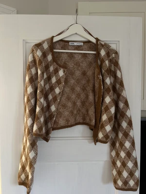 Kofta - Stickad kofta, säljer matchande topp. Använd vid enstaka tillfälle 