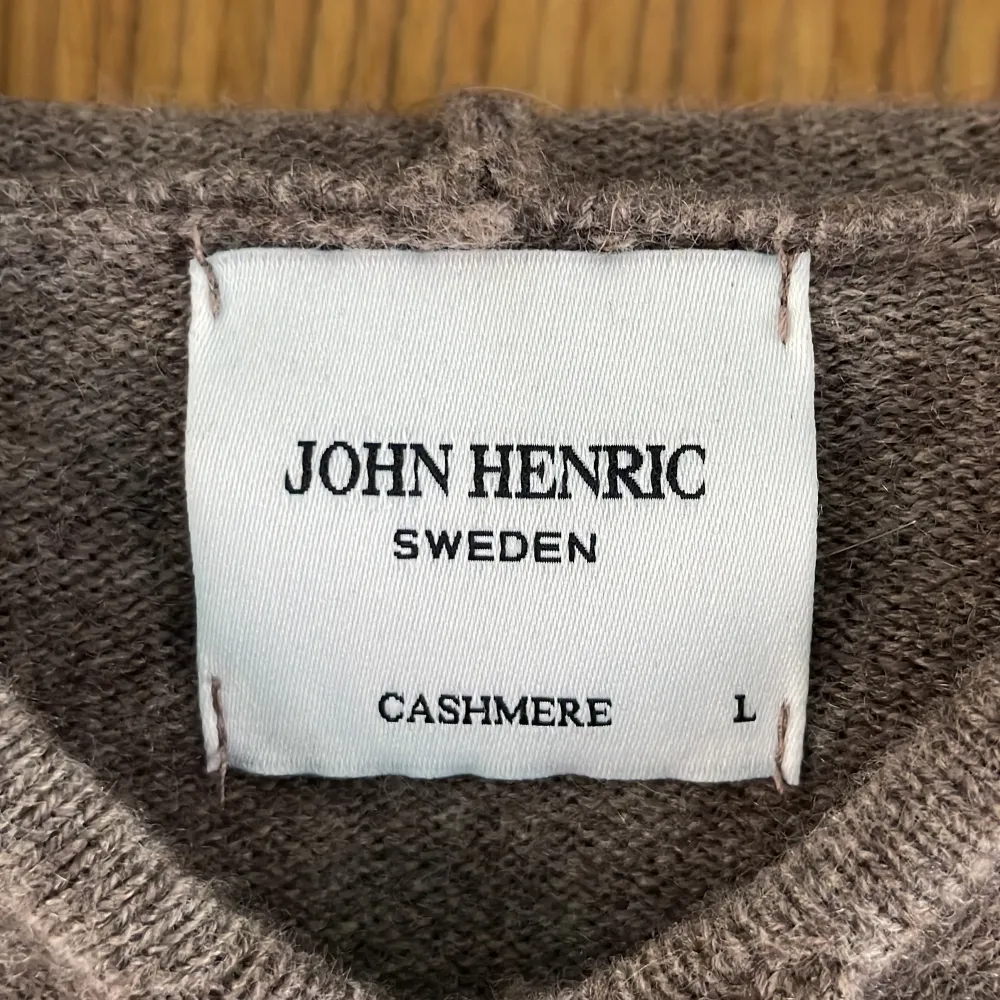 Här är min john henric 100% cashmere hoodie, väldigt bra skick, förra kollektionen så färgen finns inte längre, ställ frågor om ni har😊. Stickat.