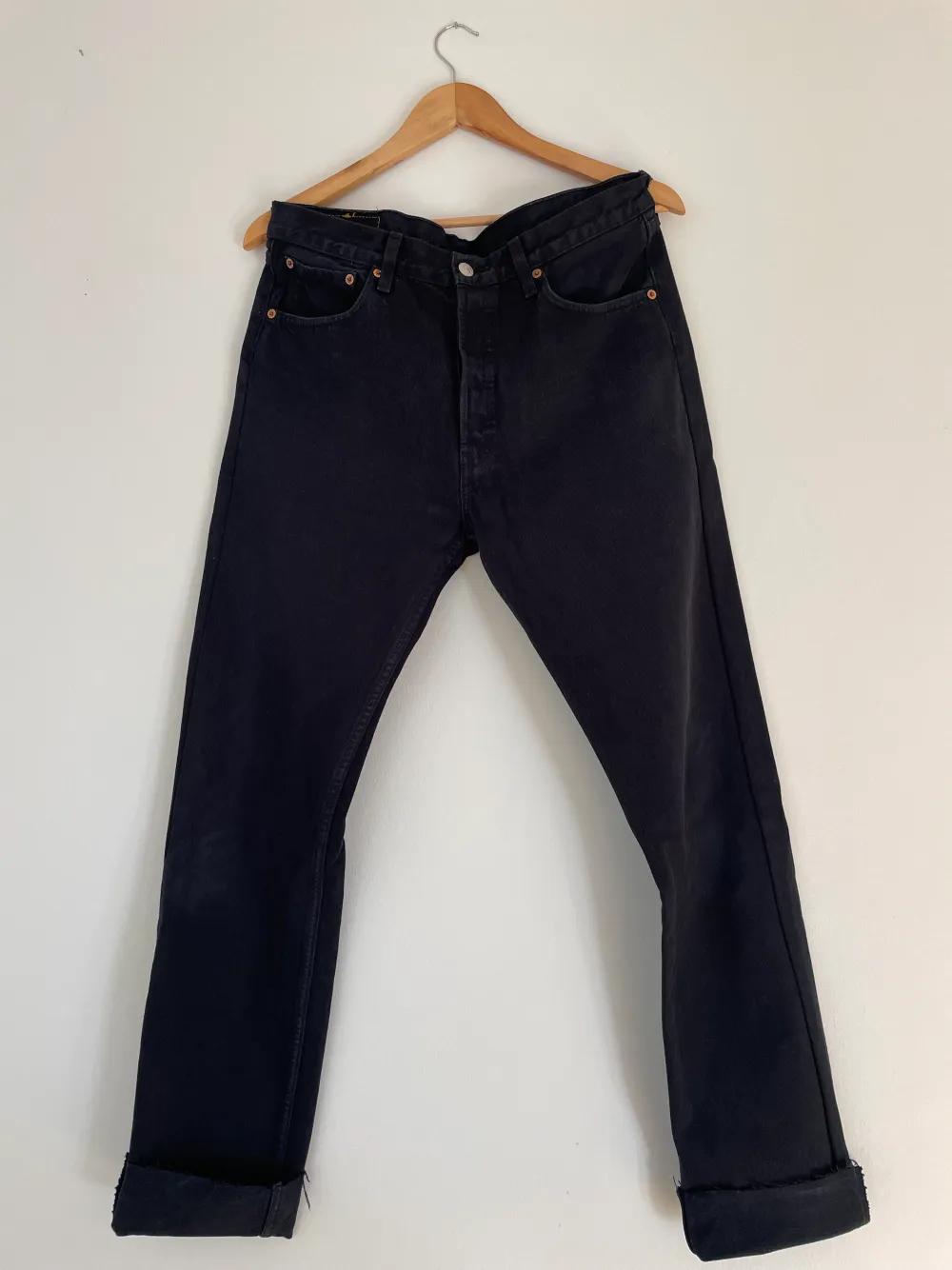 Vintage Levi’s 501  W33 L36 Avklippta, så längd är 34/36. Jeans & Byxor.