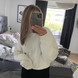 Vit sweatshirt  - Snygg sweatshirt från bikbok, storlek S🩷