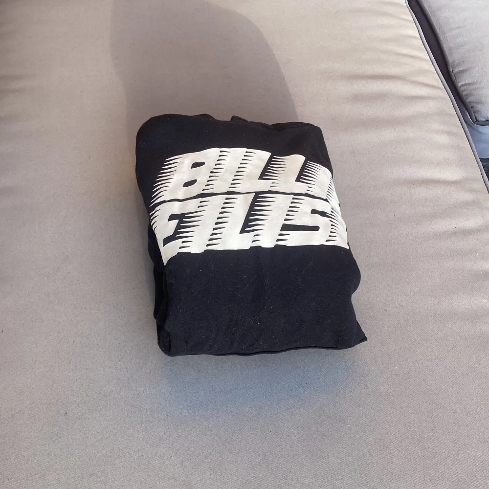 En Billie Ellish tröja ifrån hm i jättefint skick . Tröjor & Koftor.