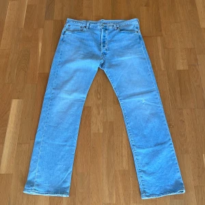 Levis 501 - Bra skick, dock ett litet hål på vänster knä