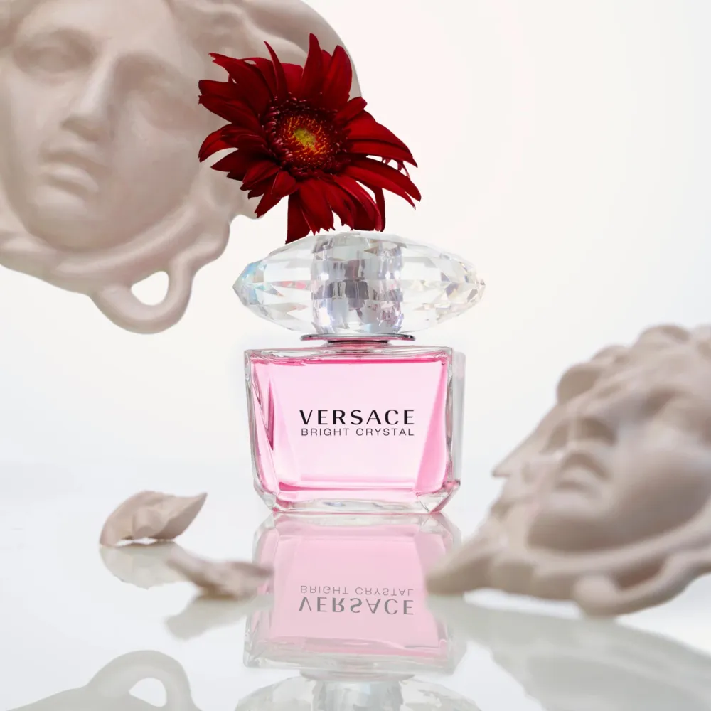 Helt ny (!) Versace Bright Crystal parfym, provad en gång. Kommer ej till användning då jag aldrig använder parfym. Luktar ljuvligt och är ett måste för den som älskar att lukta extra gott. En superhärlig blommig doft med fruktiga inslag. Nypris 850 kr!💕. Övrigt.