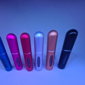 Refil Parfym spray FRI FRAKT  - ● Refil Parfym  ● Mått 5ml   8cm ● Färger röd,blå,svart,rosa,guld och silver. ● Den är jätte lätta att fylla. ● Perfekt för exempelvis         handväskan,jobbet,skolan,   väskan och bilen ● 35kr st ● 50kr för två st ● Billigast att få tag på  ■FRI FRAKT!