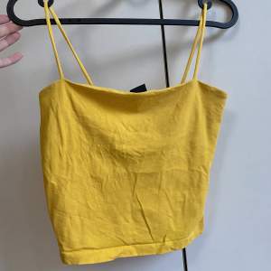 Ett gult linne från Gina tricot. Ser lite randig ut på första bilderna men man ser materialet på sista bilden. Skickar gärna bättre bilder vid efterfrågan. Originalpris 100kr