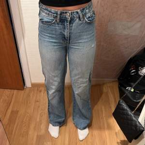 Vida jeans från lager 157, har ett litet hål.💓