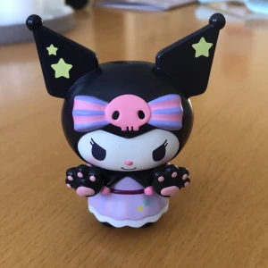 Kuromi figur - Söt kuromi figur med tassar