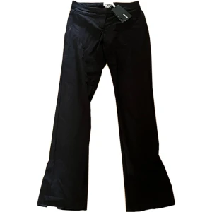 Nya Lågmidjade kostymbyxor - Säljer dessa lågmidjade kostymbyxor från weekday då de är för små för mig i midjan,  slim fit med liten dragkedja där nere så man kan justera ”bootcut”, nypris 500, aldrig använda💕