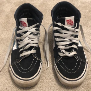 VANS blåa skor - Säljer nu dessa blåa vans då dem har blivit för små. Skorna är användna vilket är något som syns. 