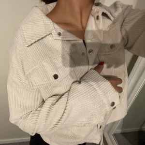 Manchester jacka - Väldigt tunn jacka i manchester material. Kommer ej till användning