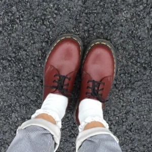 Dr. Martens  - Äkta Dr. Martens skor; väldigt fina. Har använt dem kanske mindre än tio gånger.  Inköpta på Zalando  Nypris 1900kr 