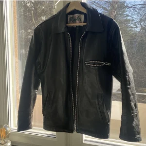 Skinnjacka - Mycket fin skinnjacka köpt second hand. Den är i använt men bra skick. Tyget i fickorna har lossnat. Köpt för 1200:-, säljer för 800