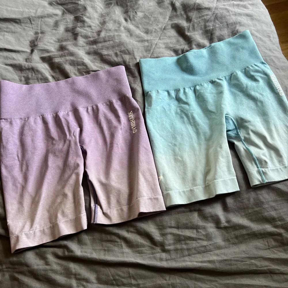 Shorts från gymshark i storlek S. Ett par lila ombre och ett par blå ombre. Båda för 350 kr eller ett par för 200 kr . Shorts.