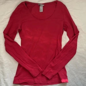 långärmad tröja - används tyvärr inte längre. Inga synliga defekter. Knappt använd. Den är rosa men ser rätt så röd ut