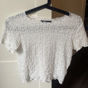 Vit topp - Vit, lite genomskinlig topp från Gina Tricot i storlek S