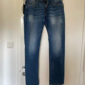 Säljer just nu mina helt oanvända jeans ifrån Replay. Modellen är Rocco 573 bio. Köpta på nk. Skriv för eventuella frågor.