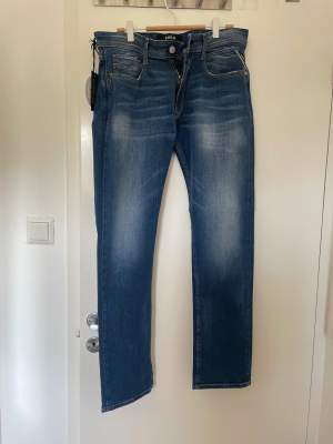 Säljer just nu mina helt oanvända jeans ifrån Replay. Modellen är Rocco 573 bio. Köpta på nk. Skriv för eventuella frågor.