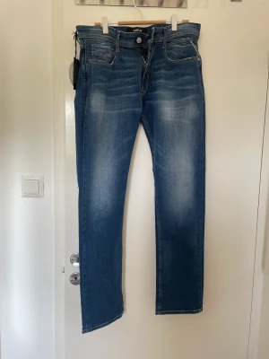 Replay jeans  - Säljer just nu mina helt oanvända jeans ifrån Replay. Modellen är Rocco 573 bio. Köpta på nk. Skriv för eventuella frågor.