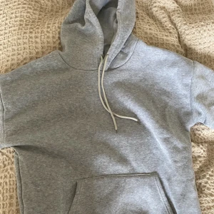 Grå hoodie  - Grå hoodie, aldrig använd. 