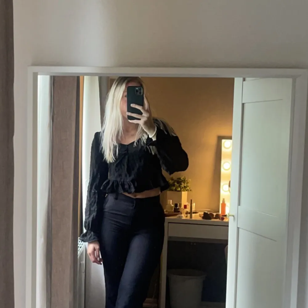 Svart topp från Vera Moda, storlek xs. Puserot.