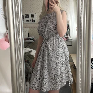 Prickig klänning med knytband - Jättefin prickig klänning med knytband i midjan från H&M i strl 36!💓