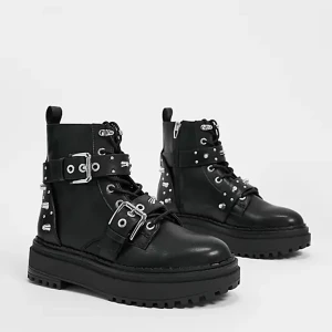 Svarta boots - Svarta boots med nitar, använda endast en gång ☺️ Skriv för fler bilder!