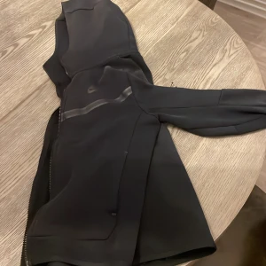 Nike tech kofta svart - Nike tech kofta svart, storlek S, bra passform, köpt för 1100 kr säljer för 400 kr