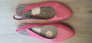 Rosa ballerina slingback stl 41 - Oanvända ballerinaskor från Din sko.  Stl 41 normal. Resår bak. Vegan läder ,svart sula.