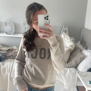 Zadig Kashmir tröja - 100% Kashmir töja från Zadig & Voltaire! Sjukt snygg, säljer då den tyvärr inte kommer till nån användning. 2 små mini hål därav pris som lätt går att sy, kan göra de innan den säljs vid behov. 