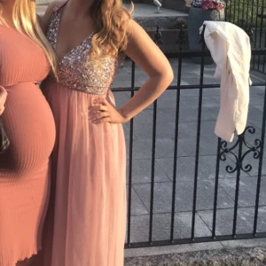 Ljusrosa klänning  - Superfin ljusrosa klänning från bubbelroom, använd en gång. Ordinarie pris 799kr, inköpt 2019.  