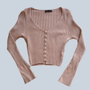 Begie tröja - Begie tröja med pärlknappar. Mjuk och mysig, lite tajt. Köpt på plick men har aldrig använt, och den är i bra skick, nästan nyskick. 