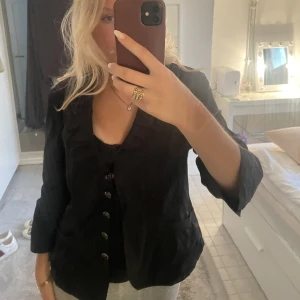 Trekvartsärm  - Trekvartsärmad tunn jacka/kofta som är supersöt 