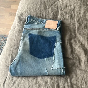 Acne jeanse - Ett par acne studios jeanse blå konst, köpta på acne för 2200kr. Jeansen har en speciell touch som passar både killar och tjejer. Storlek 31/30.