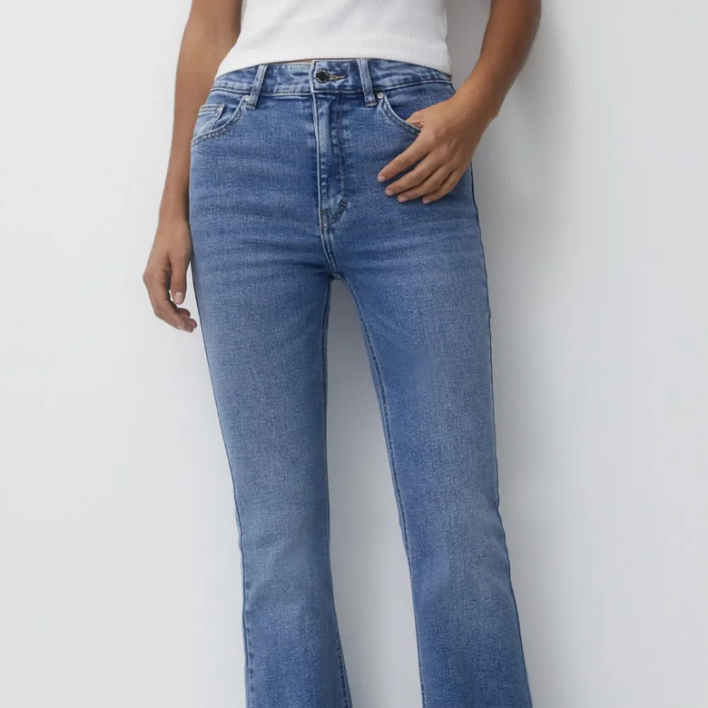 Söta bootcut jeans som tyvärr blivigt förstora. Inga defekter och som nya❤️. Jeans & Byxor.