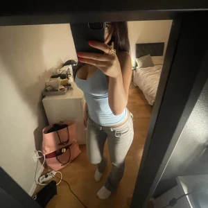 ljusblått linne! - Säljer detta skitsöta ljusblåa linne som tyvärr inte kommer till användning. Storlek XS men passar mig som är S också. 💗