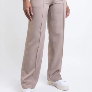 Byxor från Madlady strl S  - Jättefina byxor från Madlady strl S i bra skick! Nypris 599kr Frakt tillkommer!