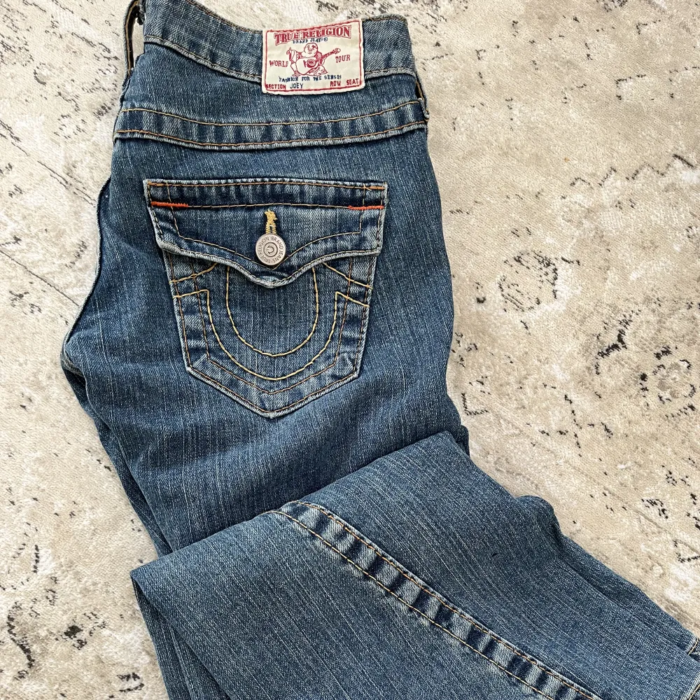 Drömjeansen från True Religion, jeansen är i nytt skick och bootcut. Storlek 25. Säljer pågrund av att jag har fel storlek. Midjemått: 38 cm Innerbenslängden: 82 cm. Jeans & Byxor.