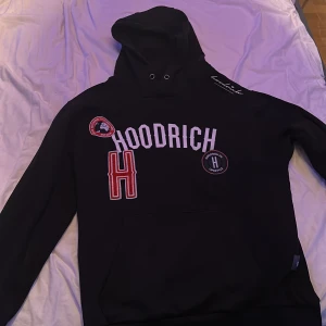 Hoodrich  - Fint skick. Inga täcker på användning. Köpt på JD sports i Skärholmen. Skriv privat för mer frågor osv. 