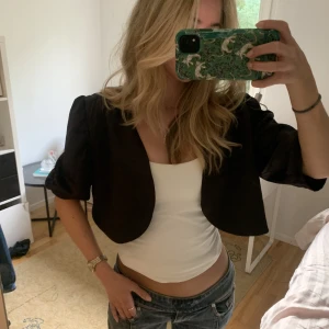 Bolero topp - Svart bolera med kortare ärmar