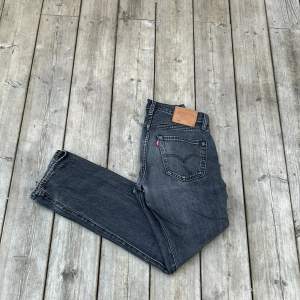 Hej! Säljer mina svart/grå levis jeans då dom är för små. Skicket är 7 av 10 dom är använda i typ 6 månader, dom har ett litet hål vid baksidan på byxorna. Priset är inte skrivit i sten❗️❗️ kan göra byten mot tröja eller andra jeans